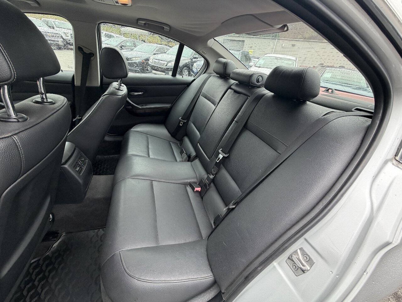 Used 2011 BMW 335i xDrive Sedan AWD/4WD image 9