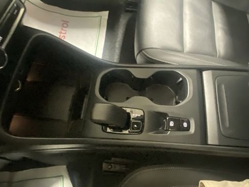 Used 2025 Volvo XC40 B5 Core image 28