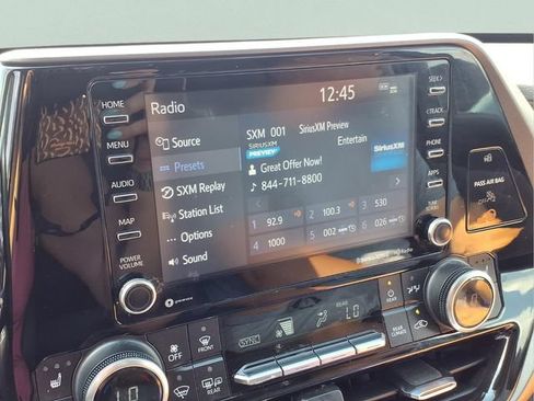 Used 2022 Toyota Highlander XLE FWD image 4