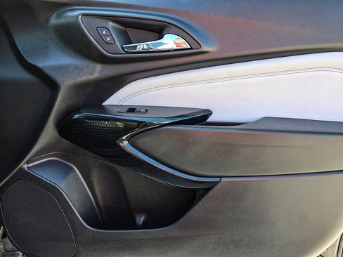 Certified 2025 Chevrolet Trax LT image 36