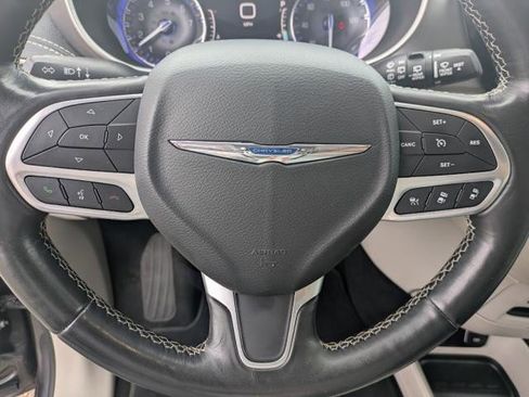 Used 2021 Chrysler Pacifica Touring-L image 9