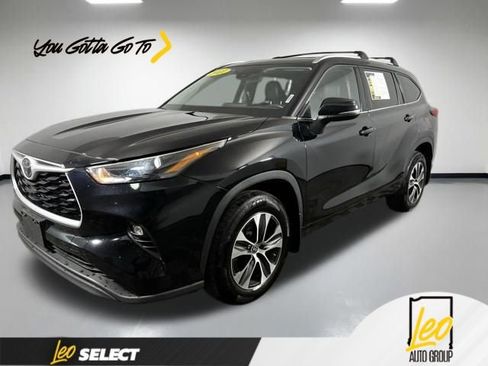 Used 2022 Toyota Highlander XLE image 1