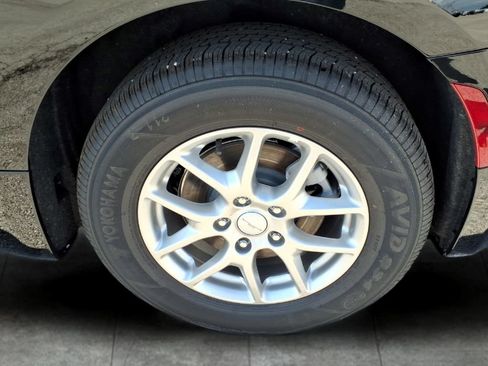 New 2027 Chrysler Pacifica Select FWD image 8