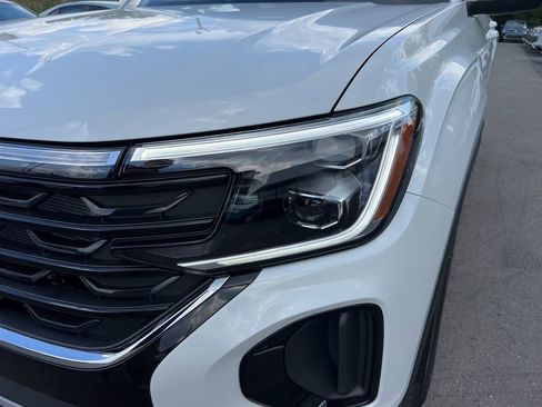 New 2026 Volkswagen Atlas Cross Sport SE FWD image 9