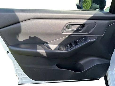 Used 2024 Nissan Rogue S FWD image 11