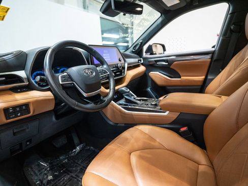 Used 2023 Toyota Highlander Platinum image 4