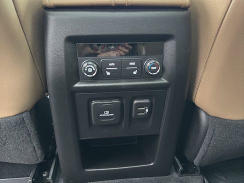 Used 2023 Chevrolet Traverse Premier image 21