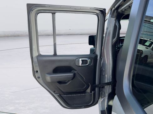 Used 2023 Jeep Wrangler Unlimited Rubicon AWD/4WD image 14