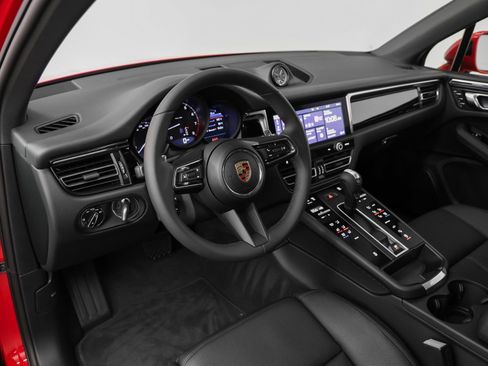 Certified 2025 Porsche Macan image 4