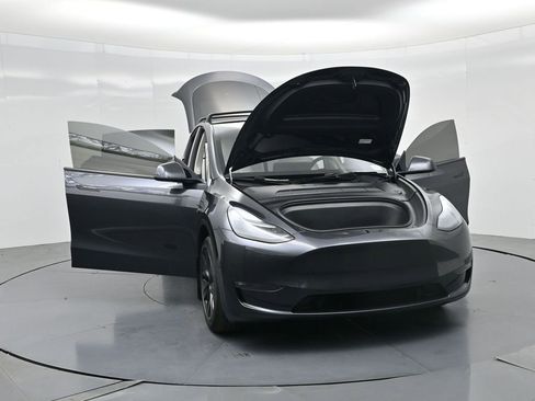 Used 2025 Tesla Model Y Long Range image 34