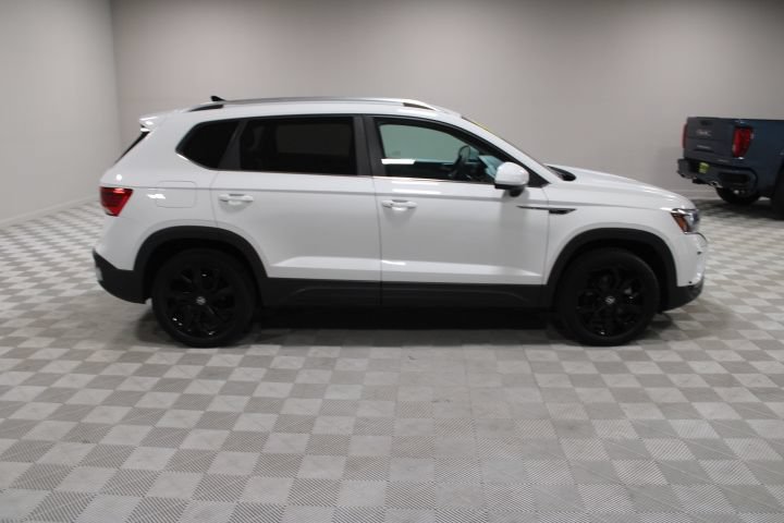 Used 2022 Volkswagen Taos SE w/ Panoramic Sunroof Package FWD image 13