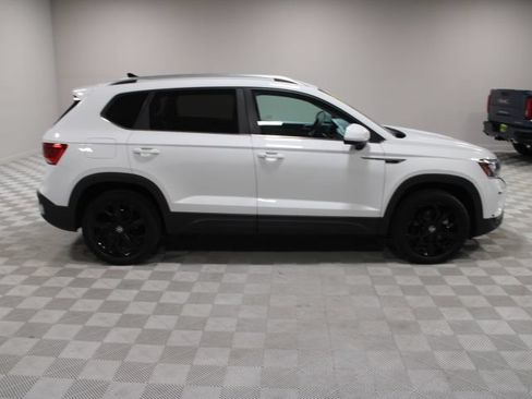 Used 2022 Volkswagen Taos SE w/ Panoramic Sunroof Package FWD image 13