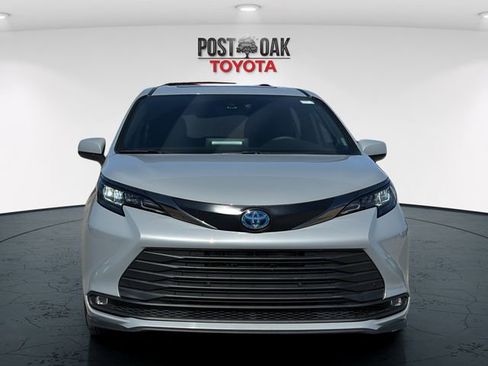Used 2024 Toyota Sienna XLE Woodland Edition image 2