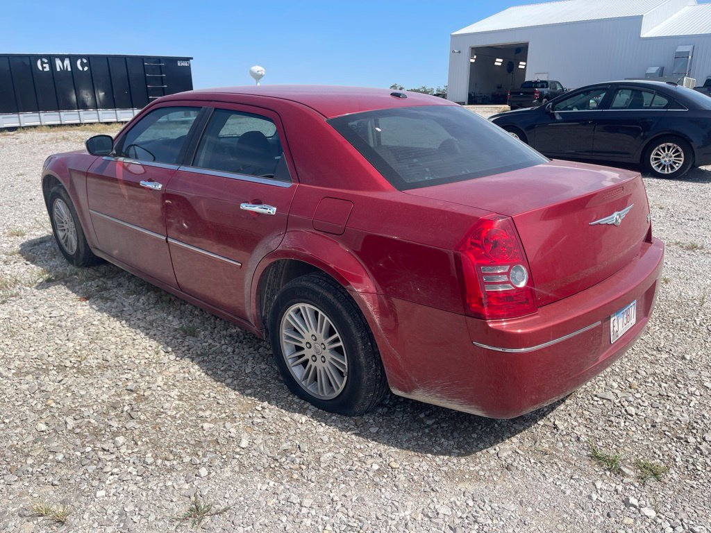 Used 2010 Chrysler 300 Touring RWD image 3