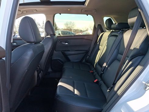 Used 2023 Nissan Rogue SV image 10