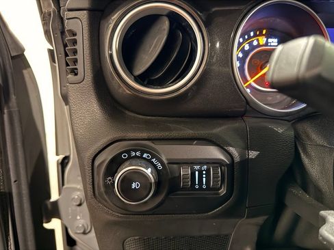 Used 2020 Jeep Wrangler Unlimited Sahara AWD/4WD image 15