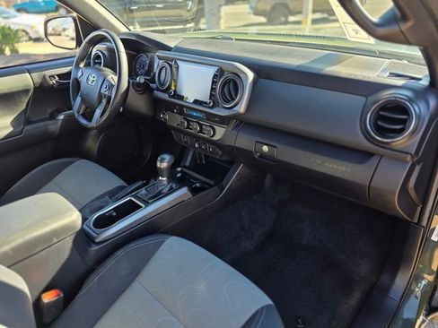 Used 2022 Toyota Tacoma TRD Off-Road image 9