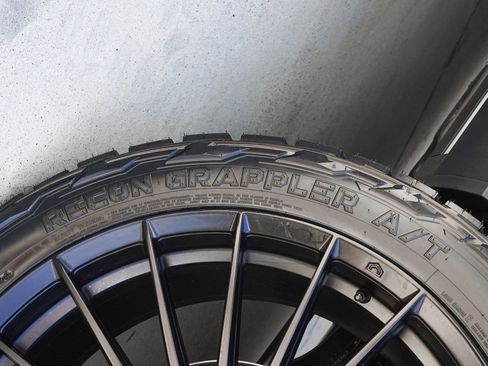 Used 2026 Cadillac Escalade V w/ LPO, ONYX Package image 37