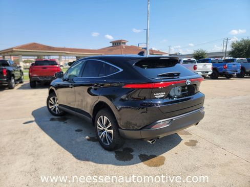 Used 2022 Toyota Venza LE image 5