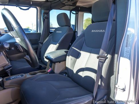Used 2017 Jeep Wrangler Unlimited Sahara w/ Connectivity Group image 11