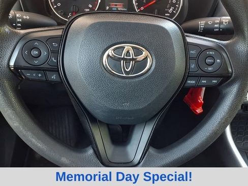 Used 2021 Toyota RAV4 LE AWD/4WD image 18