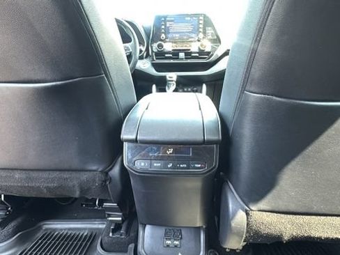 Used 2021 Toyota Highlander XLE AWD/4WD image 30