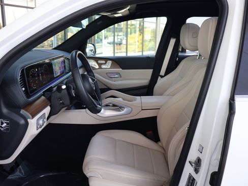 Used 2025 Mercedes-Benz GLS 450 4MATIC image 10