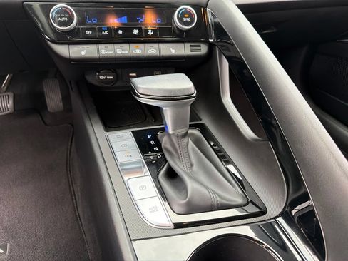Certified 2024 Hyundai Elantra Limited FWD image 14
