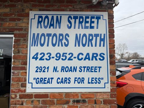 Used 2017 Nissan Titan SV image 23