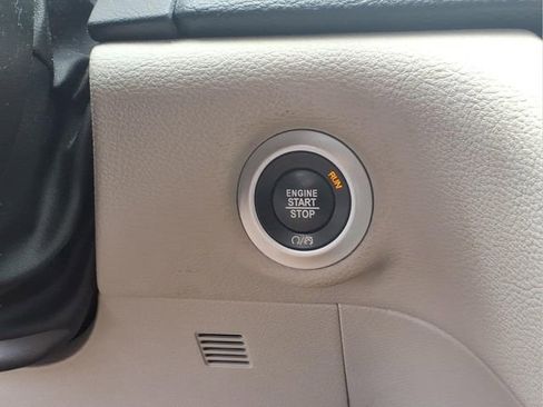 Used 2021 Chrysler Pacifica Touring-L w/ Uconnect Theater Family Group FWD image 12