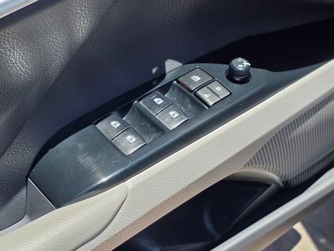 Used 2019 Toyota Camry SE w/ Carpet Mat Package FWD image 27
