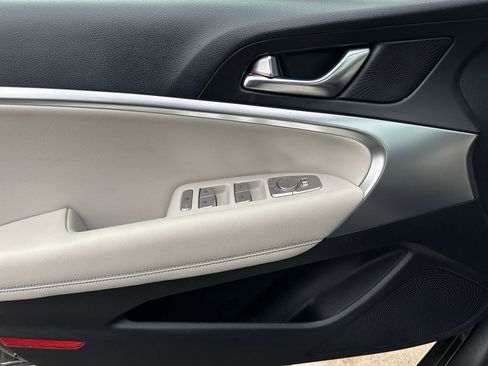 Used 2025 Genesis G70 2.5T image 20