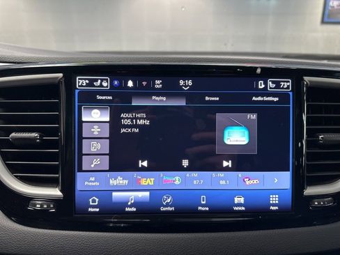 Used 2025 Chrysler Pacifica Select image 34