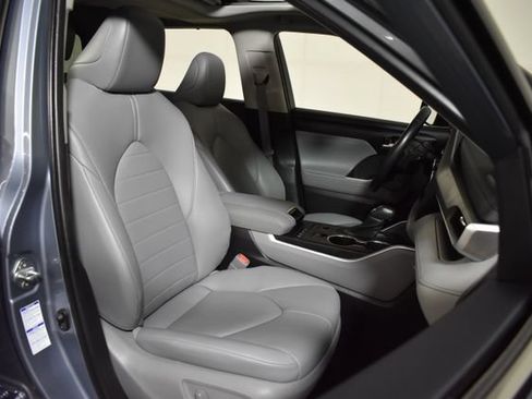 Used 2020 Toyota Highlander XLE AWD/4WD image 35