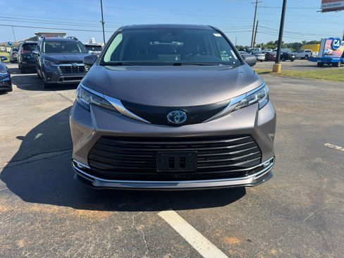 Used 2022 Toyota Sienna XLE FWD image 2
