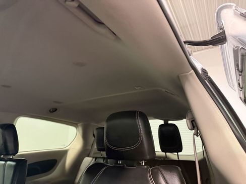 Used 2024 Chrysler Pacifica Touring-L image 9