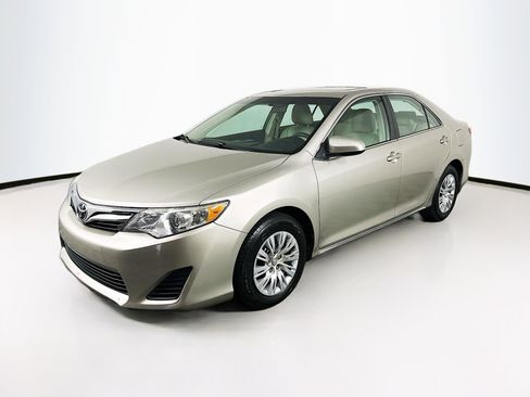 Used 2013 Toyota Camry LE image 3