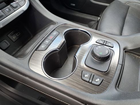 Used 2020 GMC Acadia SLT w/ LPO, Floor Liner Package AWD/4WD image 16