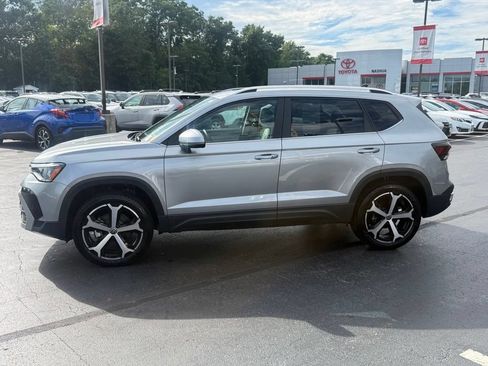 Used 2025 Volkswagen Taos SEL AWD/4WD image 3