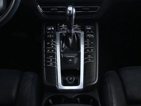 Certified 2021 Porsche Macan AWD/4WD image 16
