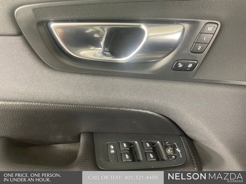 Used 2019 Volvo XC60 T5 Momentum w/ Premium Package FWD image 18