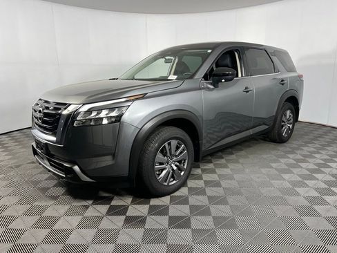 Used 2025 Nissan Pathfinder S image 3
