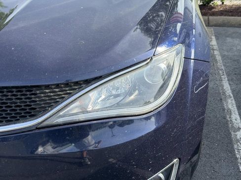 Used 2017 Chrysler Pacifica Touring-L image 7