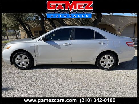 Used 2009 Toyota Camry LE FWD image 1