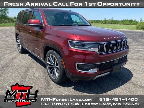 Used 2022 Jeep Wagoneer Series III w/ Premium Group I AWD/4WD image 2