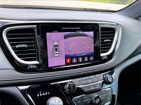 Used 2021 Chrysler Pacifica Touring-L w/ Uconnect Theater Family Group FWD image 14