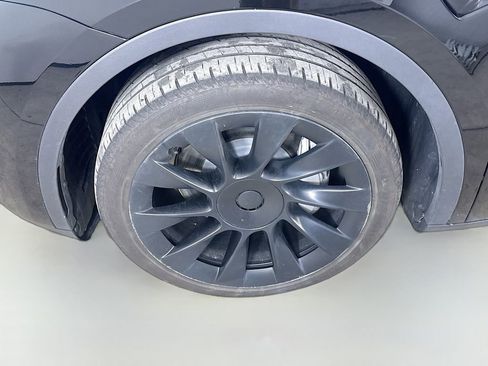 Used 2024 Tesla Model Y Long Range image 13
