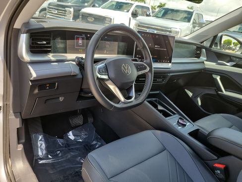 Used 2025 Volkswagen Tiguan SE FWD image 9