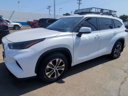 Used 2023 Toyota Highlander XLE image 4