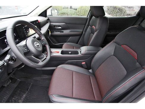 New 2025 Nissan Kicks SR w/ Illumination Package FWD image 6